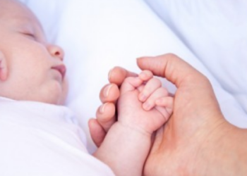 „Brațele ei leagănă copilul pe care 9 luni l-a purtat sub inimă”: O fetiță, grăbită să vină pe lume, s-a născut în drum spre maternitate