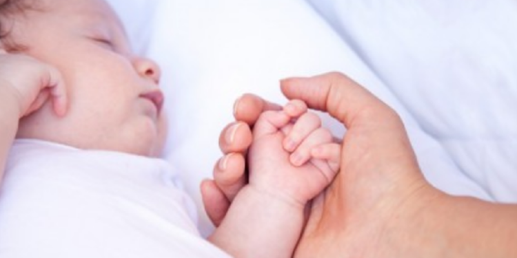 „Brațele ei leagănă copilul pe care 9 luni l-a purtat sub inimă”: O fetiță, grăbită să vină pe lume, s-a născut în drum spre maternitate