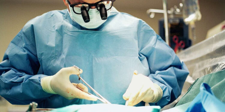 Minor operat cu succes după ce un ac de cusut i-a pătruns în torace