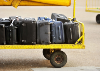 Mai multă siguranță pentru călători! Vor putea primi până la 36.000 de lei, dacă compania aeriană pierde bagajul