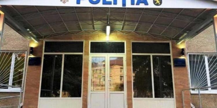 Un bărbat beat a atacat polițiștii cu un cuțit, fiind reținut în Nisporeni