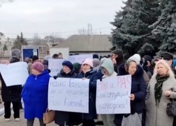 Protest în fața primăriei Comrat: Autoritățile centrale ignoră din nou drepturile legale ale Autonomiei Găgăuze |VIDEO