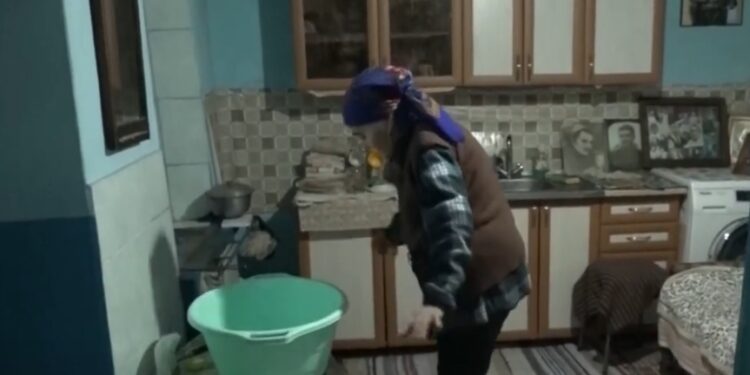 Poveste tristă a pensionarei din Copanca: Stă pe întuneric și se spală în lighean pentru a economisi |VIDEO