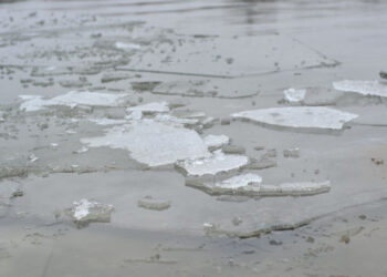 Atenționare IGSU: Gheața subțire pe râuri și lacuri reprezintă un pericol în această perioadă