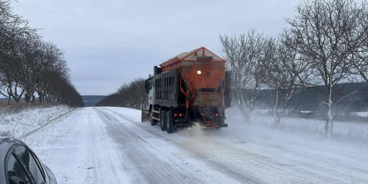 Drumurile din țară, sub condiții de iarnă: Șoferii, îndemnați la prudență