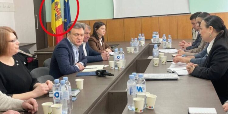 Controverse după întâlnirea premierului Dorin Recean la Vulcănești: Drapelul Găgăuziei înlocuit cu cel al Uniunii Europene |VIDEO