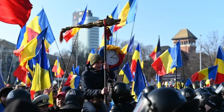 Gaze lacrimogene folosite de jandarmi la protestul din Piața Victoriei al susținătorilor lui Călin Georgescu: „Sunt persoane care îndeamnă la violențe împotriva forțelor de ordine” / „Trădătorii”, scandează mulțimea