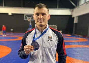 Încă o medalie pentru Moldova: Luptătorul de stil greco-roman Velentin Petic a cucerit argintul la Zagreb Open