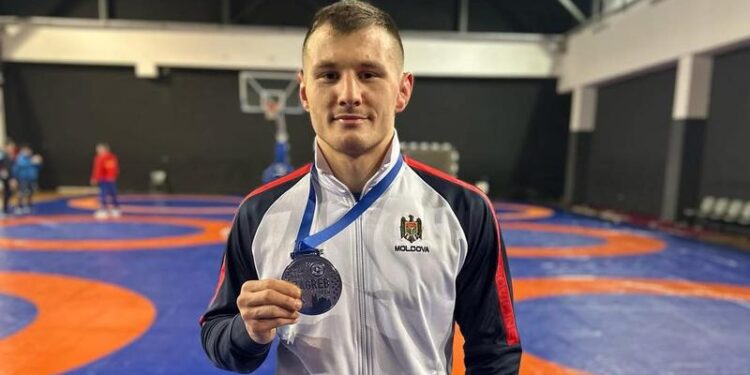 Încă o medalie pentru Moldova: Luptătorul de stil greco-roman Velentin Petic a cucerit argintul la Zagreb Open