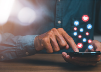 Bărbat din Shanghai a pierdut 26.000 de euro într-o escrocherie cu iubită falsă generată de AI