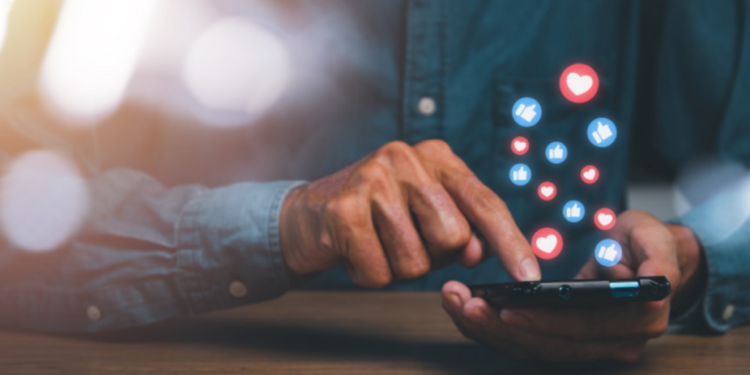 Bărbat din Shanghai a pierdut 26.000 de euro într-o escrocherie cu iubită falsă generată de AI