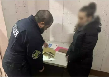 Tânără ucraineancă, prinsă chiar când își vindea bebelușul pentru 20.000 de dolari. Voia să-și cumpere o mașină