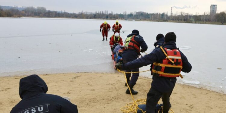 Atenționare privind pericolele gheaței subțiri în această perioadă