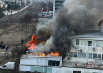 Foc într-un service auto din Iași: Autoritățile au emis mesaj RO-ALERT