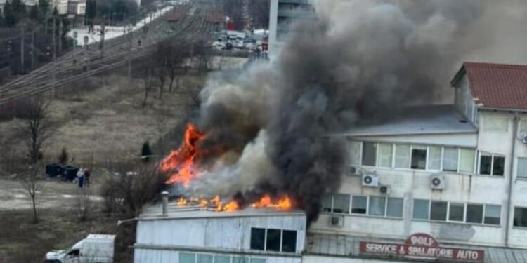 Foc într-un service auto din Iași: Autoritățile au emis mesaj RO-ALERT