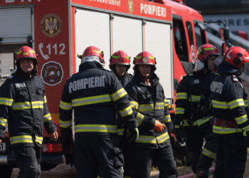 Incendiu violent la un service auto din Buzău. Zeci de mașini au fost cuprinse de flăcări