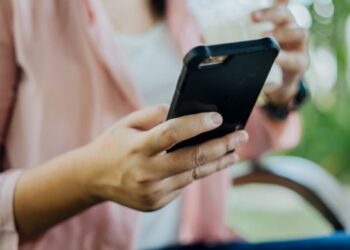 O femeie a fost grav rănită după ce mobilul i-a explodat în buzunar, iar hainele i-au luat foc