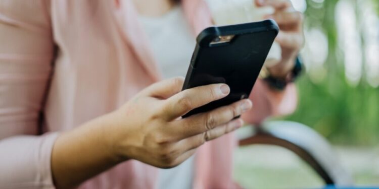 O femeie a fost grav rănită după ce mobilul i-a explodat în buzunar, iar hainele i-au luat foc