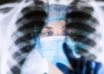 Numărul persoanelor care nu au fumat niciodată, dar au fost diagnosticate cu cancer pulmonar, în creștere. Motivul