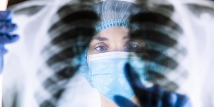 Numărul persoanelor care nu au fumat niciodată, dar au fost diagnosticate cu cancer pulmonar, în creștere. Motivul