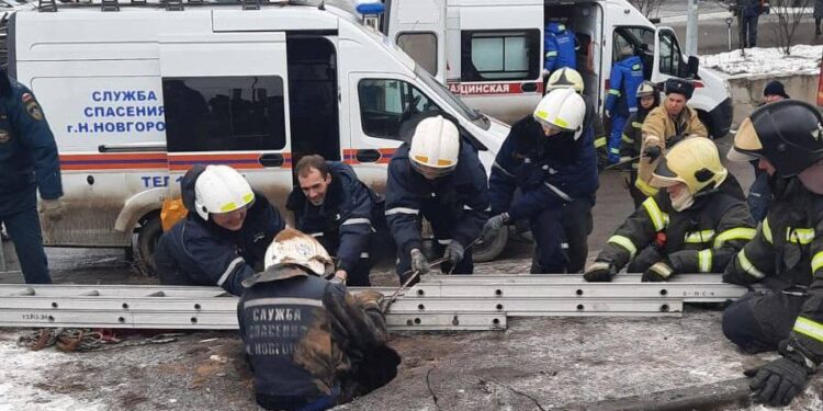 Un bărbat a căzut într-o groapă de 10 metri adâncime în Nijni Novgorod
