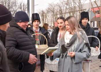 Municipiul Orhei celebrează 90 de ani de la nașterea lui Grigore Vieru printr-un flashmob și dăruirea de cărți locuitorilor |VIDEO