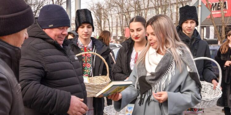 Municipiul Orhei celebrează 90 de ani de la nașterea lui Grigore Vieru printr-un flashmob și dăruirea de cărți locuitorilor |VIDEO