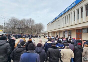 Nu avem bani pentru pâine, iar voi stați în birouri luxoase.” Feroviarii protestează pentru salariile restante, iar autoritățile răspund fără soluții concrete |VIDEO