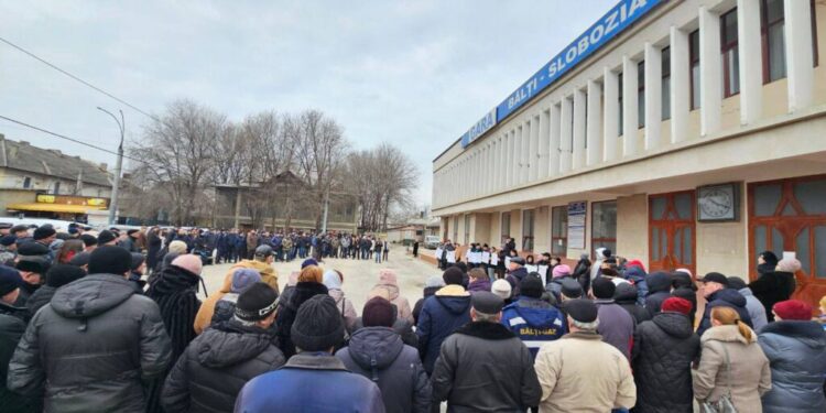 Nu avem bani pentru pâine, iar voi stați în birouri luxoase.” Feroviarii protestează pentru salariile restante, iar autoritățile răspund fără soluții concrete |VIDEO