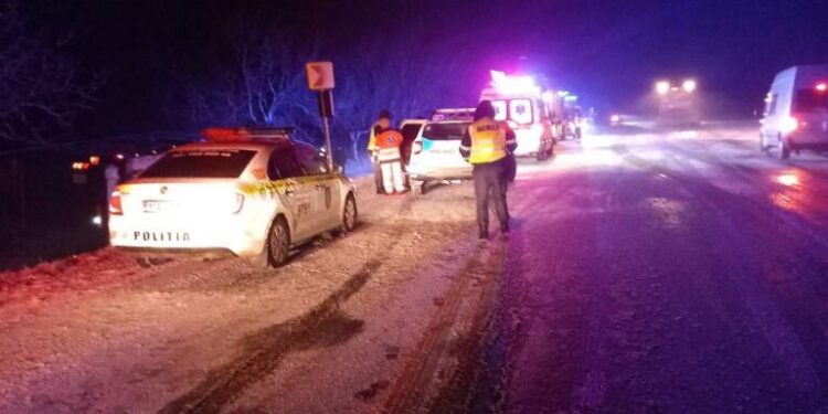 Accident grav pe traseul R-14: Un autocar cu 68 de pasageri s-a răsturnat