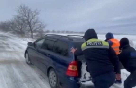 Atenționare Poliția Republicii Moldova: Vehicule blocate pe drumul L-15, raionul Căușeni, din cauza vremii nefavorabile