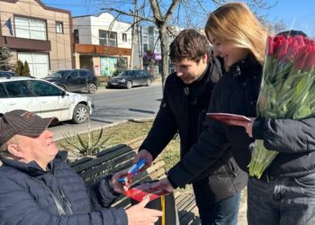 Aripa tânără a Blocului „Victorie” i-a felicitat pe bărbați din întreaga țară cu ocazia zilei de 23 februarie, oferindu-le flori și ciocolată |VIDEO