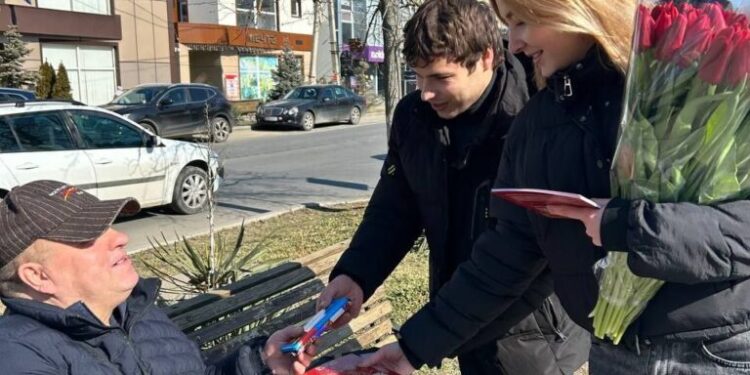 Aripa tânără a Blocului „Victorie” i-a felicitat pe bărbați din întreaga țară cu ocazia zilei de 23 februarie, oferindu-le flori și ciocolată |VIDEO