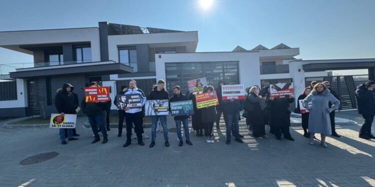 Cernăuțeanu în centrul unui protest: Reprezentanții Blocului ”Victorie” cer verificarea averii și demisia șefului IGP