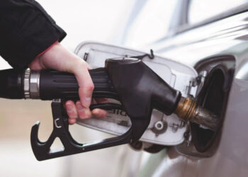 Scădere ușoară a prețurilor la combustibil în acest weekend