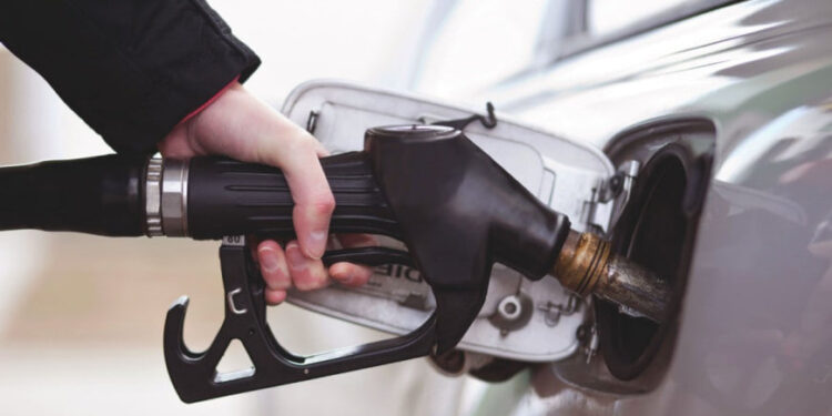 Scădere ușoară a prețurilor la combustibil în acest weekend