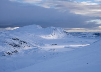 Un turist a murit, iar altul a fost grav rănit după ce o avalanșă i-a surprins pe un munte din Norvegia