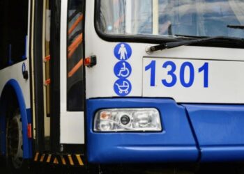 Doi călători au făcut zob ușa unui troleibuz din Chișinău. Poliția îi caută pe făptași