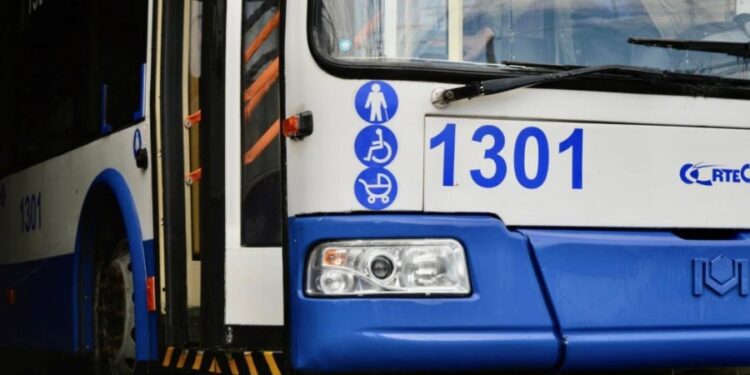 Doi călători au făcut zob ușa unui troleibuz din Chișinău. Poliția îi caută pe făptași