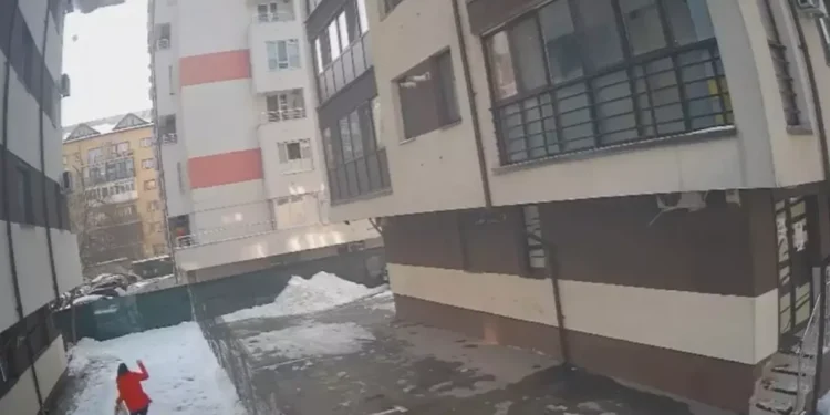 O femeie din Chiajna a murit după ce a fost lovită de o bucată de gheață de pe acoperișul unui bloc