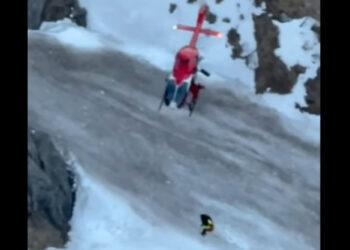 Trei turişti străini blocaţi pe un traseu din munţii Bucegi, salvaţi cu elicopterul