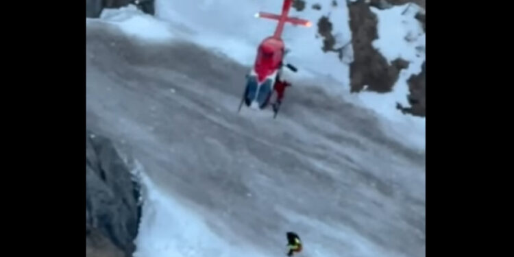Trei turişti străini blocaţi pe un traseu din munţii Bucegi, salvaţi cu elicopterul