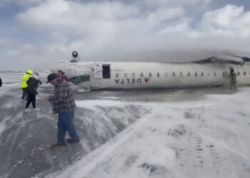 Accident aviatic la Toronto. Un avion Delta Airlines este pe pistă răsturnat, fără aripi