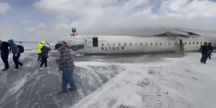 Accident aviatic la Toronto. Un avion Delta Airlines este pe pistă răsturnat, fără aripi