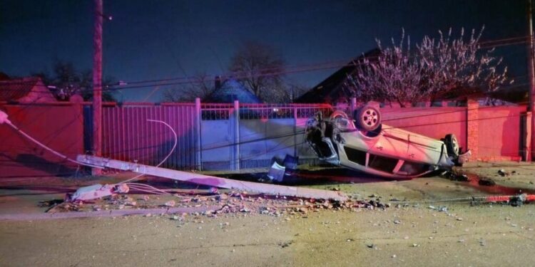 Un adolescent băut s-a răsturnat cu mașina pe o stradă din Chișinău