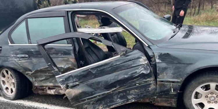 Accident pe traseul R6: BMW lovit de ambulanță, o minoră rănită