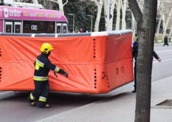 Bărbatul care amenința că se aruncă de pe un bloc de locuințe a coborât