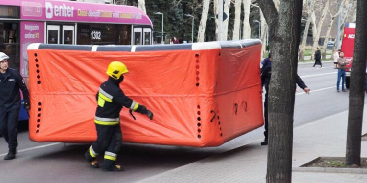 Bărbatul care amenința că se aruncă de pe un bloc de locuințe a coborât