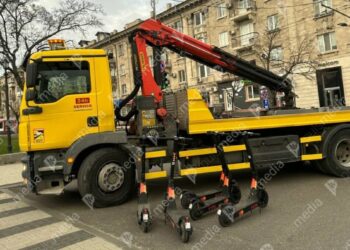 Trotinete electrice evacuate pe bulevardul Grigore Vieru din Chișinău pentru parcare neregulamentară