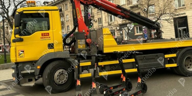 Trotinete electrice evacuate pe bulevardul Grigore Vieru din Chișinău pentru parcare neregulamentară